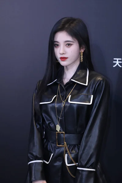 中国の歌手 ダンサー 女優のチュ ジンギが黒いドレスとハイブーツに身を包み 2020年9月7日 上海の高級ファッションハウス サンローランの商品発表会のレッドカーペットで写真を撮る — ストック写真