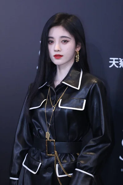 中国の歌手 ダンサー 女優のチュ ジンギが黒いドレスとハイブーツに身を包み 2020年9月7日 上海の高級ファッションハウス サンローランの商品発表会のレッドカーペットで写真を撮る — ストック写真