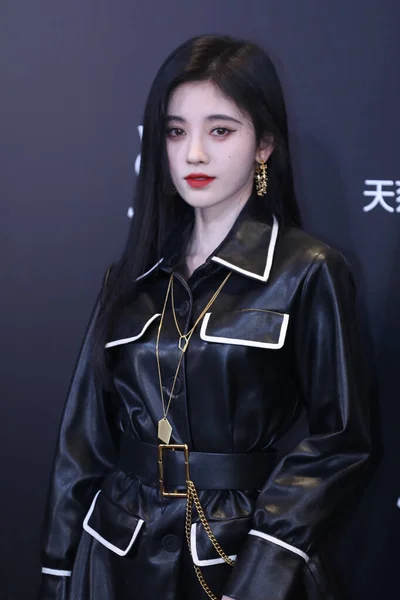 Cantora Dançarina Atriz Chinesa Jingyi Aparece Vestido Preto Botas Altas — Fotografia de Stock