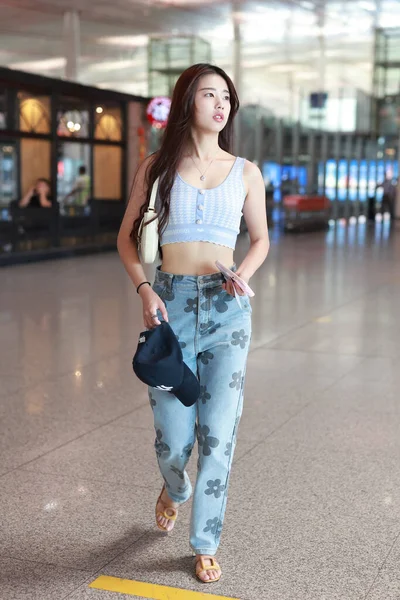 Cantante China Zuo Zhuo Vestida Con Chaleco Tirante Jeans Muestra —  Fotos de Stock