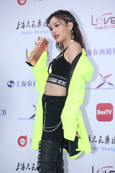 ⬇ Скачать Картинки Young Cool Woman Winner, Стоковые Фото Young.