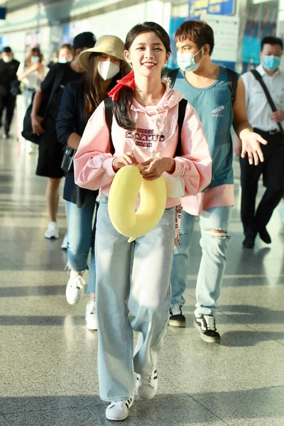 马来西亚歌手兼女演员乔伊 蔡在2020年8月22日离开中国上海前抵达上海机场 — 图库照片