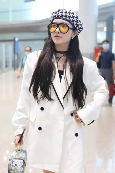 中国歌手 女演员黛雅妮在2020年8月30日离开北京前抵达北京机场 — 图库照片