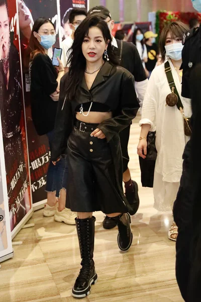 中国歌手丁当以其艺名德拉而闻名 2020年9月4日 在湖南省长沙市举行的综艺节目 冲浪妹 的录制现场 她身穿黑色衣服 与当地歌迷进行了互动 — 图库照片