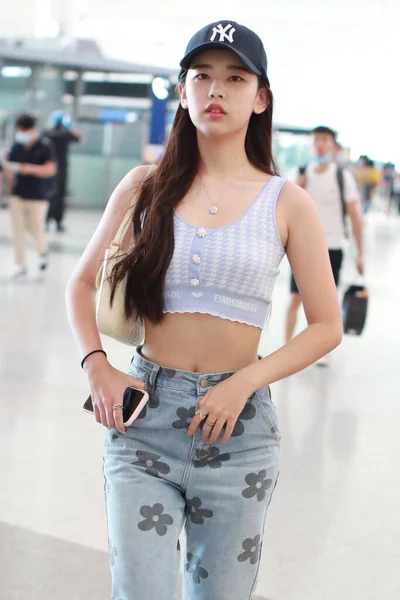 Cantante China Zuo Zhuo Vestida Con Chaleco Tirante Jeans Muestra — Foto de Stock