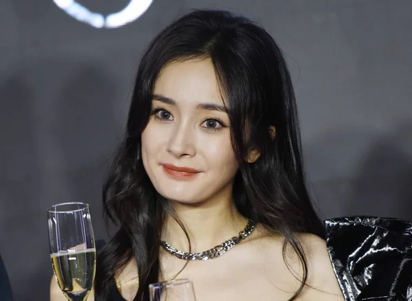 中国の女優 歌手の楊美は 2020年10月22日に上海で開催されるファッションイベントに参加します — ストック写真