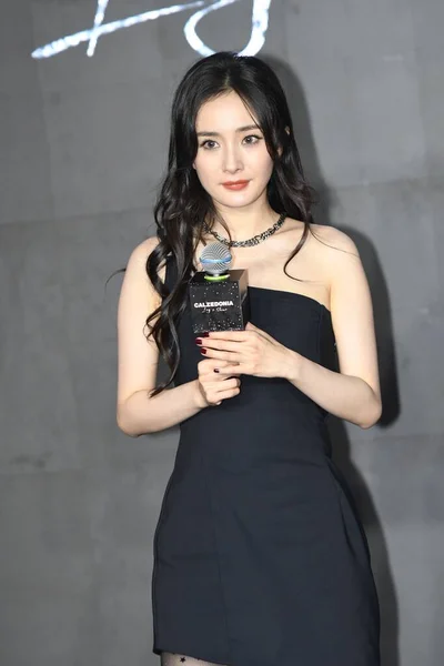 中国の女優 歌手の楊美は 2020年10月22日に上海で開催されるファッションイベントに参加します — ストック写真