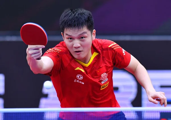 中国乒乓球运动员范振东在2020年11月15日于山东省威海市举行的世锦赛半决赛上与韩国乒乓球运动员张伍进的比赛 — 图库照片