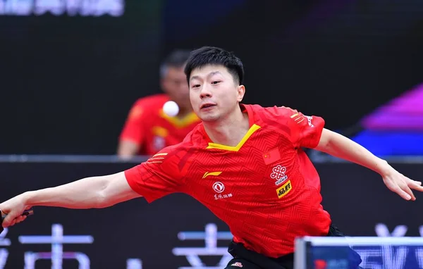 中国乒乓球运动员马龙在2020年11月15日于山东省威海市举行的Ittf男子世界杯半决赛中对阵日本乒乓球选手夏本友夫 — 图库照片