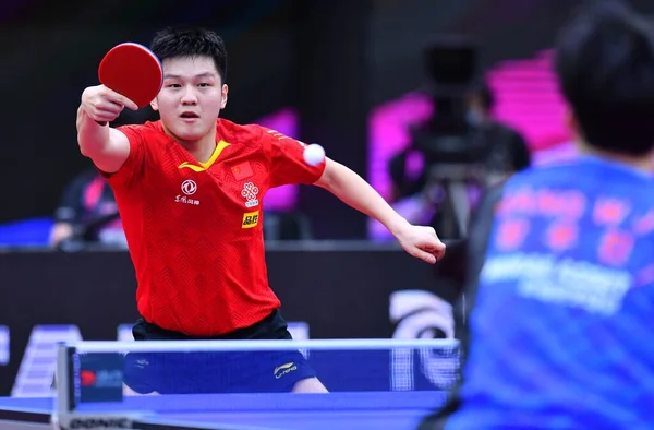 中国の卓球選手ファン チョンドンが2020年の準決勝で韓国の卓球選手チャン ウジンと対戦 Ittf 2020年11月15日山東省威海市で開催される男子ワールドカップ — ストック写真