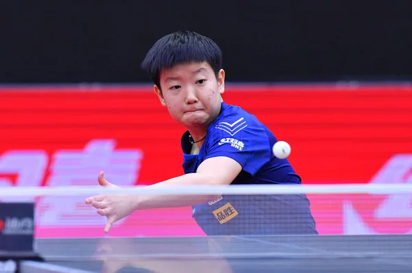 中国乒乓球选手孙英沙在2020年11月10日于山东省威海市举行的Ittf世界杯四分之一决赛中对阵日本乒乓球选手石川佳美 — 图库照片