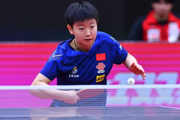 Китайский Игрок Настольный Теннис Сунь Инша Играет Против Японского Игрока — стоковое фото