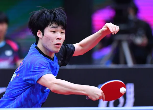 韓国卓球選手のジャン ウジン選手が中国卓球選手ファン チョン選手と対戦 Ittf 2020年11月15日 山東省威海市で開催されたIttf男子ワールドカップの準決勝において 中国卓球選手ファン チョン選手と対戦しました — ストック写真