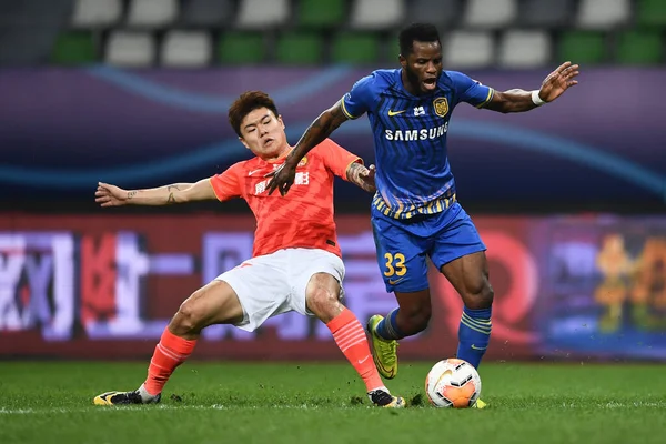 Futbolista Ghanés Mubarak Wakaso Del Jiangsu Suning Rihgt Protege Pelota — Foto de Stock