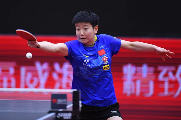 中国卓球選手孫英沙が日本卓球選手と対戦2020 Ittfワールドカップ準決勝 山東省威海市 で伊藤みま選手が2020年11月10日 — ストック写真