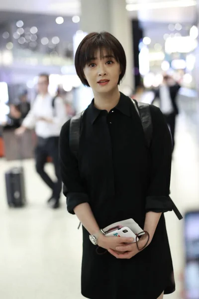 英語名 Rul Jiang で知られる中国人女優の江新は 2019年9月20日 上海の空港で黒いドレスを着ています — ストック写真