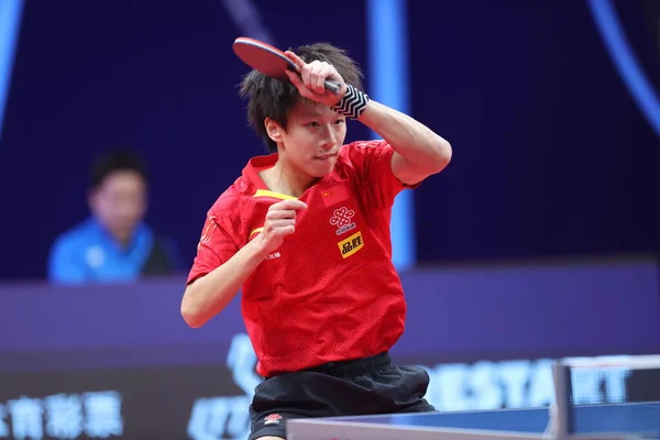 中国卓球選手林高源選手が日本卓球選手丹羽功起選手と対戦2020年11月20日 河南省鄭州市で開催された第8回Ittf決勝で男子日本卓球選手丹羽功起選手と対戦 — ストック写真