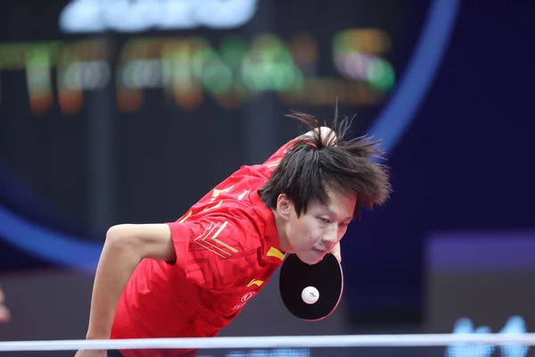 2007年11月20日 中国乒乓球运动员林高源在河南省郑州市举行的交通银行2020年Ittf总决赛的第八场决赛中与日本乒乓球选手Koki Niwa比赛 — 图库照片