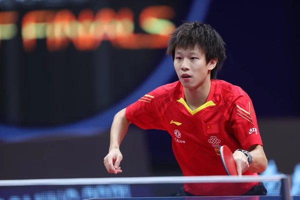 中国卓球選手林高源選手が日本卓球選手丹羽功起選手と対戦2020年11月20日 河南省鄭州市で開催された第8回Ittf決勝で男子日本卓球選手丹羽功起選手と対戦 — ストック写真