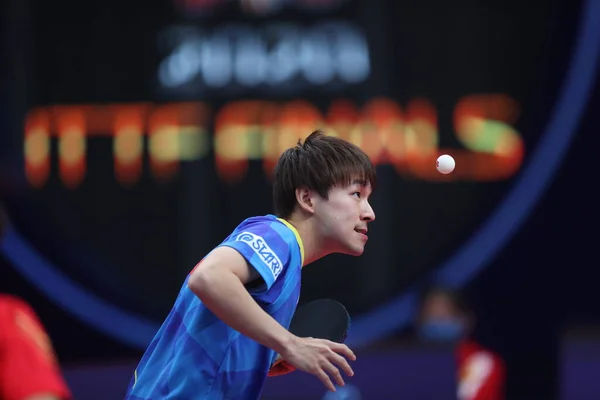 日本乒乓球选手Koki Niwa将在2020年11月20日于河南省郑州市举行的交通银行2020年Ittf决赛男子八强决赛上与中国乒乓球选手林高远比赛 — 图库照片