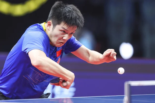 Китайський Настільний Тенісист Фан Чжендун Грає Проти Китайського Настільного Тенісиста — стокове фото
