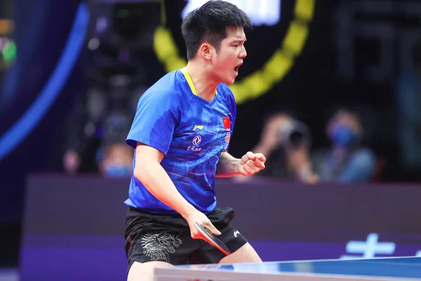 Chinese Tafeltennisser Fan Zhendong Speelt Tegen Chinese Tafeltennisser Long Heren — Stockfoto