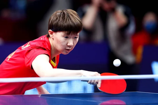 中国乒乓球选手王曼玉在2020年Ittf决赛女子决赛中与中国乒乓球选手陈孟于2020年11月22日在河南省郑州市举行 — 图库照片