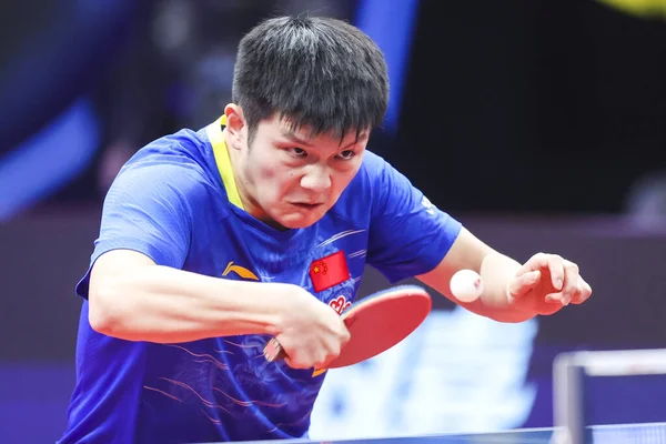 中国乒乓球选手范振东于2020年11月22日在河南省郑州市参加了中国乒乓球选手马龙的男子决赛 — 图库照片