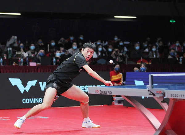 Der Chinesische Tischtennisspieler Xin Spielt Gegen Den Chinesischen Tischtennisspieler Long — Stockfoto