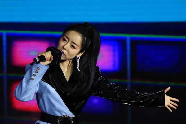 Cantante China Angela Youqi Canta Una Canción Teatro Yichang Ciudad —  Fotos de Stock