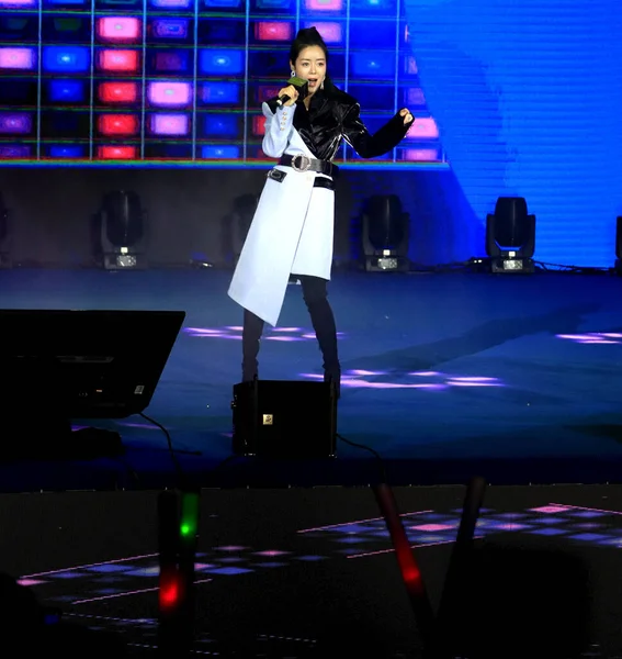 Cantante China Angela Youqi Canta Una Canción Teatro Yichang Ciudad — Foto de Stock