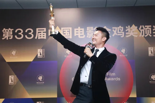 中国人俳優の陰陽小天さんが2020年11月28日に福建省アモイ市で開催された第33回金鶏賞助演男優賞を受賞 — ストック写真
