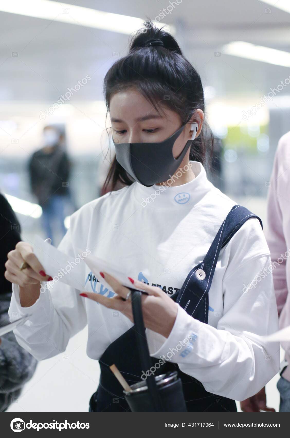 Malaysian Influencer Singer Joey Chua Arrives Airport Shanghai China