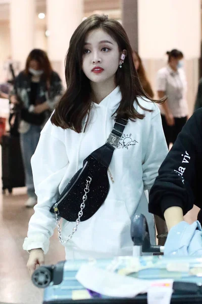 Xuanyi Penyanyi Cina Muncul Bandara Pada Larut Malam Setelah Dia — Stok Foto