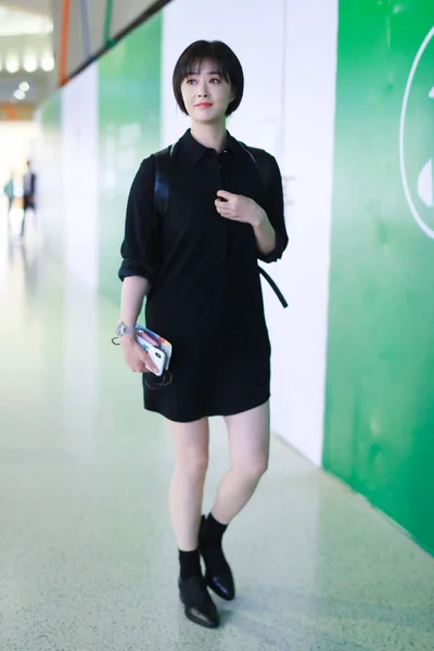 2019年9月20日 在中国上海的一个机场 中国女星姜欣身穿黑色连衣裙被人们看到 她的英文名字也是 Rulu Jiang — 图库照片