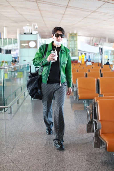 Китайская Модель Актер Чжан Лян Шон Чжан Прибывают Аэропорт Пекина — стоковое фото