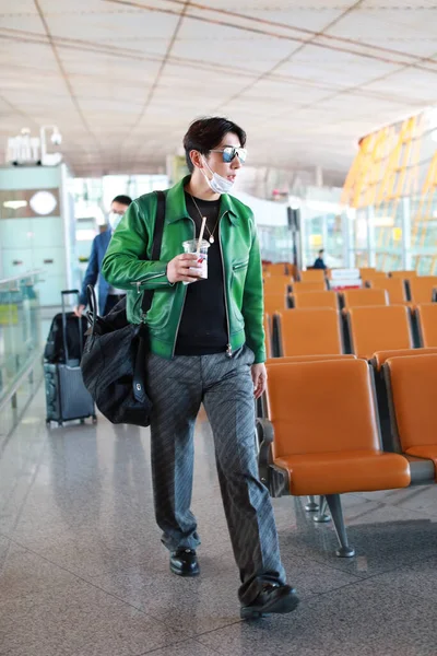 Китайская Модель Актер Чжан Лян Шон Чжан Прибывают Аэропорт Пекина — стоковое фото