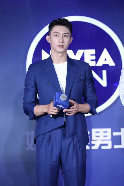 Aktor Dan Model Tiongkok Johnny Huang Menghadiri Aktivitas Komersial Nivea — Stok Foto