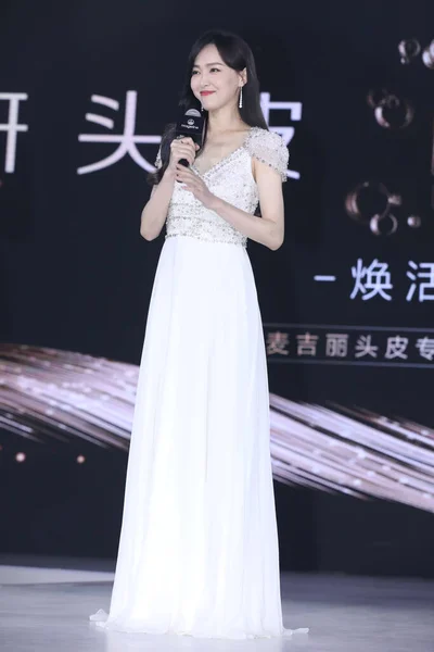 中国の女優で歌手のティファニー ヤンが2020年10月27日に上海で開催される活動に参加 — ストック写真