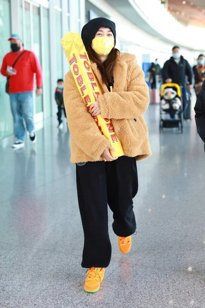 Chinese Actress Liu Yun Holds Rare Kilogram Toblerone Chocolate Showing — Stock Photo, Image