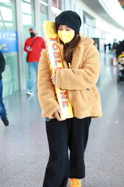 Chinese Actrice Liu Yun Heeft Een Zeldzame Kilogram Toblerone Chocolade — Stockfoto