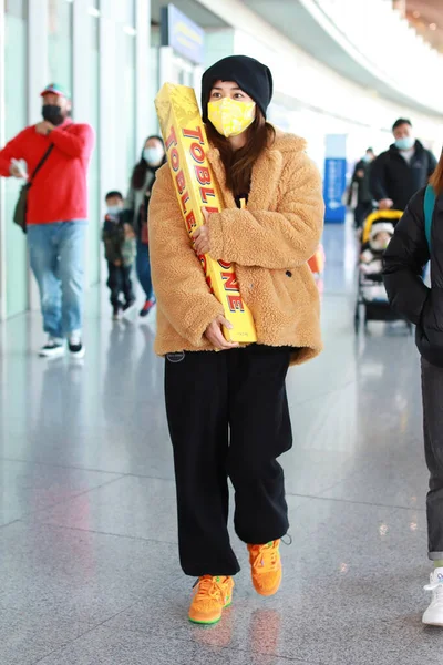 Atriz Chinesa Liu Yun Detém Raro Chocolate Toblerone Quilos Aparecendo — Fotografia de Stock