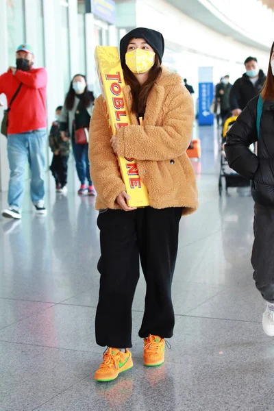 Chinese Actress Liu Yun Holds Rare Kilogram Toblerone Chocolate Showing — Stock Photo, Image
