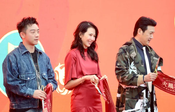 2009年11月21日 中国演员 流行歌手陆毅在上海参加了郑瑞恩的火锅餐厅开幕仪式 — 图库照片
