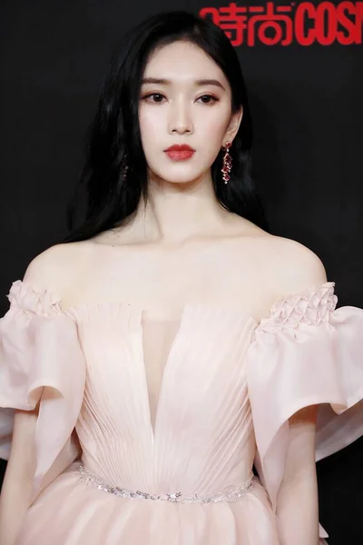 中国歌手刘凌子出席了2020年12月2日在中国上海举行的 宇宙时尚 — 图库照片
