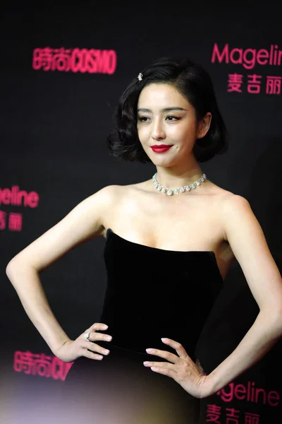 中国の女優トンLiyaは上海でコスモファッションイベントに出席します 12月2020 — ストック写真