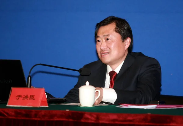 中国足协副主席于宏臣在2010年3月18日于河北省郎坊市国家足球培训中心举行的一次会议上致辞 — 图库照片