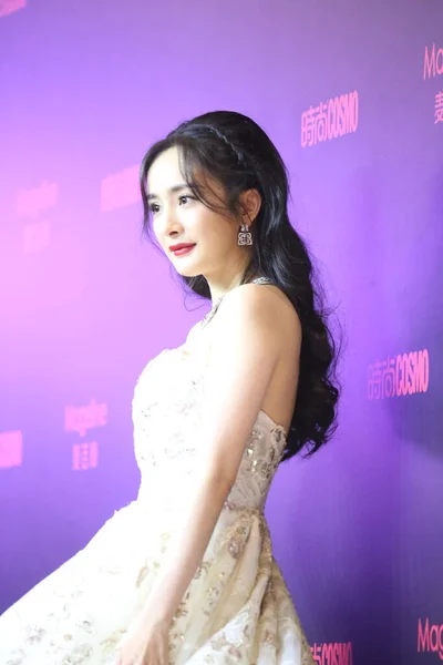 中国の女優で歌手の楊美は 2020年12月2日に上海で開催されるコスモファッションイベントに参加します — ストック写真