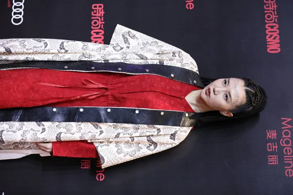 中国歌手阿德诺出席了2020年12月2日在中国上海举行的 宇宙时尚 — 图库照片