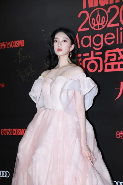 中国の歌手劉Lingziは上海でコスモファッションイベントに出席します 12月2020 — ストック写真